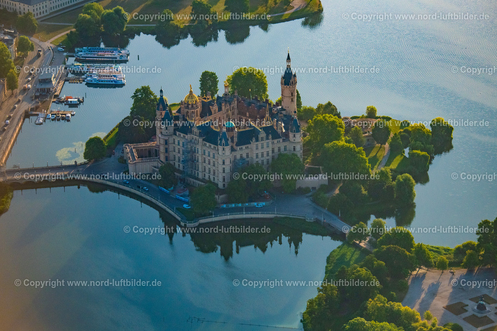 Schwerin_Schweriner_Schloss_ELS_4266100822 | SCHWERIN 10.08.2022 Kuppeltürme des Schweriner Schloßes und der Schloßkirche am Schlossgarten, dem Sitz des Landtages in der Landeshauptstadt von Mecklenburg-Vorpommern. Weiterführende Informationen bei: Landtages Mecklenburg-Vorpommern,  Staatliche Schlösser, Gärten und Kunstsammlungen M-V,  Staatliches Museum Schwerin/ Ludwigslust/ Güstrow. // Schwerin Castle in the state capital of Mecklenburg-Western Pomerania. Further information at: Landtages Mecklenburg-Vorpommern,  Staatliche Schloesser, Gaerten und Kunstsammlungen M-V,  Staatliches Museum Schwerin/ Ludwigslust/ Guestrow. Foto: Martin Elsen