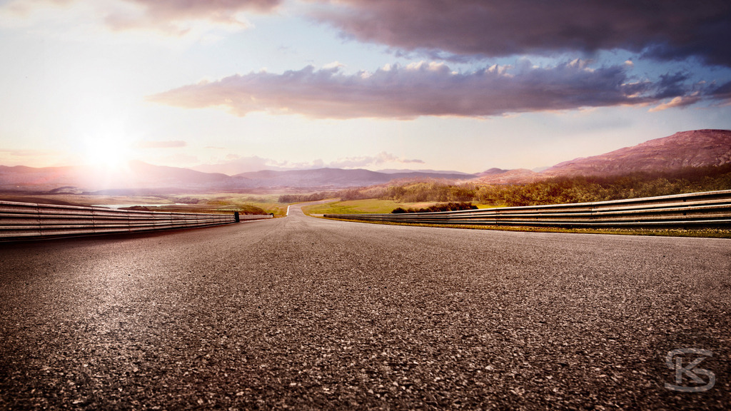 Dramatische Rennstrecke im Sonnenaufgang / Sonnenuntergang | Eine atemberaubende Aufnahme einer leeren Rennstrecke, die in die Weite der Landschaft führt. Die tiefe Kameraperspektive und das warme Sonnenlicht schaffen eine dramatische und einladende Atmosphäre, die an Geschwindigkeit und Abenteuer erinnert. - Realisiert mit Pictrs.com