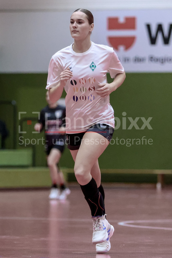 Handball, 2. Bundesliga Frauen, SV Werder Bremen - TG Nürtingen | v.li.: Luca Schumacher (SV Werder Bremen, 9) mit einem speziellen Aufwärmshirt zum Inklusionsspieltag, Sondershirt, mit der Aufschrift Inklusion