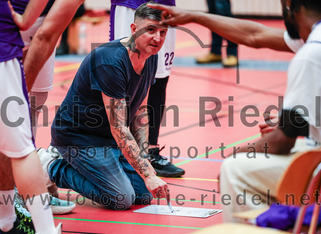 2022-05-15_093_SpVgg_Altenerding_gegen_TSV_Muenchen-Forstenried | Erding, Deutschland, 15.05.2022:
Basketball, Bezirksliga 2021 / 2022, Play-Offs, SpVgg Altenerding gegen TSV München-Forstenried, Endergebnis: 55:57

Trainer Christos Takis Paraschidis (SpVgg Altenerding)

Foto: Christian Riedel / fotografie-riedel.net