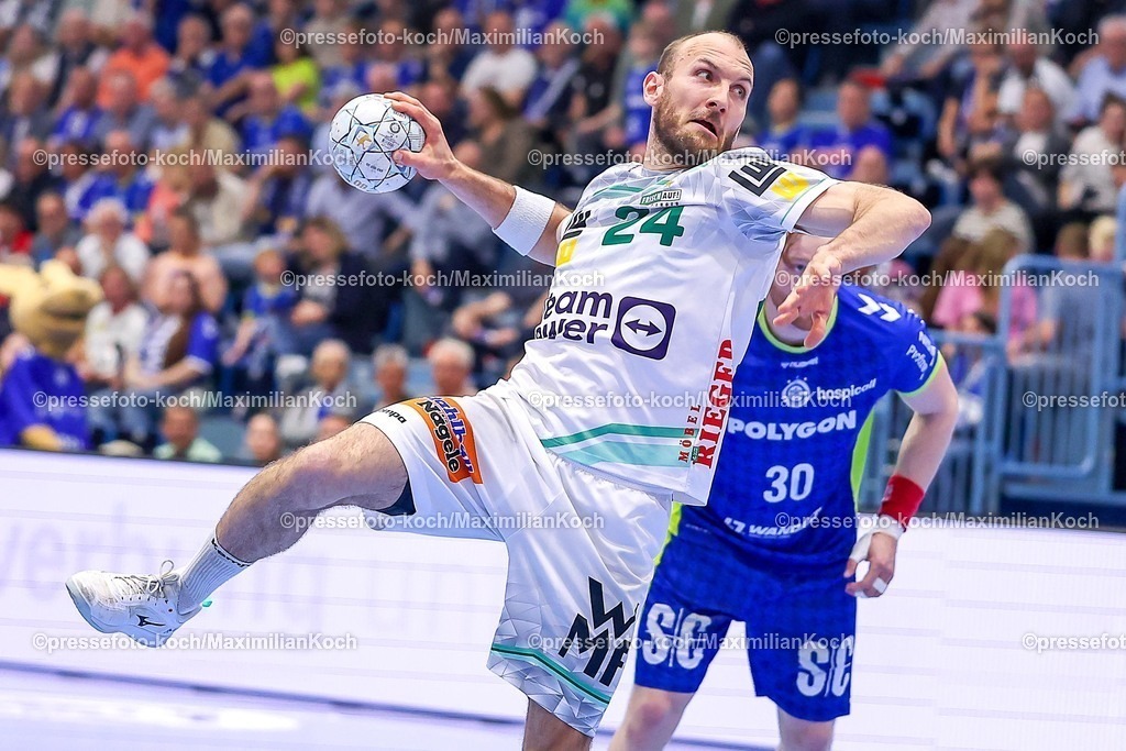 Gum30042601058 | 30.04.2026, Handball, 1. HBL, VfL Gummersbach - Frisch Auf! Göppingen, Saison 2025 / 2026 Herren, Schwalbe-Arena: Marcel Schiller (Frisch Auf Göppingen #24) wirft den Ball auf das Tor 