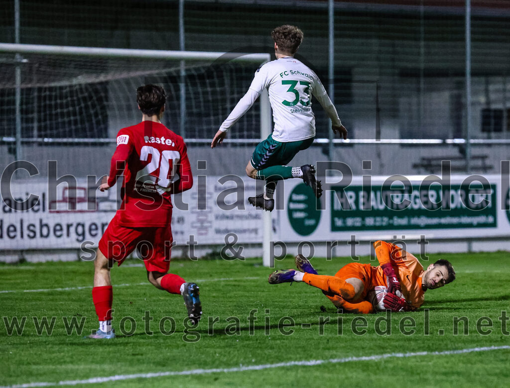 2024-03-28_011_FC_Schwaig_gegen_VfB_Forstinning | Oberding, Deutschland, 28.03.2024:
Fußball, Landesliga Südost 2023 / 2024, 27. Spieltag, FC Schwaig gegen VfB Forstinning, Endergebnis: 2:1

Marco Rastel (VfB Forstinning, #20), Joshua Steindorf (FC Schwaig, #33), Dominik Damjanovic (VfB Forstinning, #12)

Foto: Christian Riedel / fotografie-riedel.net