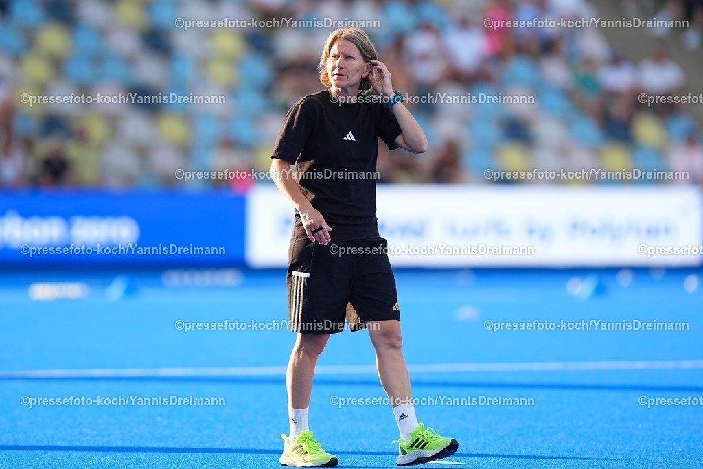 xydrx15082504015 | 15.08.2025, xydrx, Frauen EuroHockey Championship 2025, Halbfinale, Belgien - Deutschland, Sparkassenpark Mönchengladbach: Janneke Schopman (Cheftrainer Deutsche Feldhockey Nationalmannschaft)