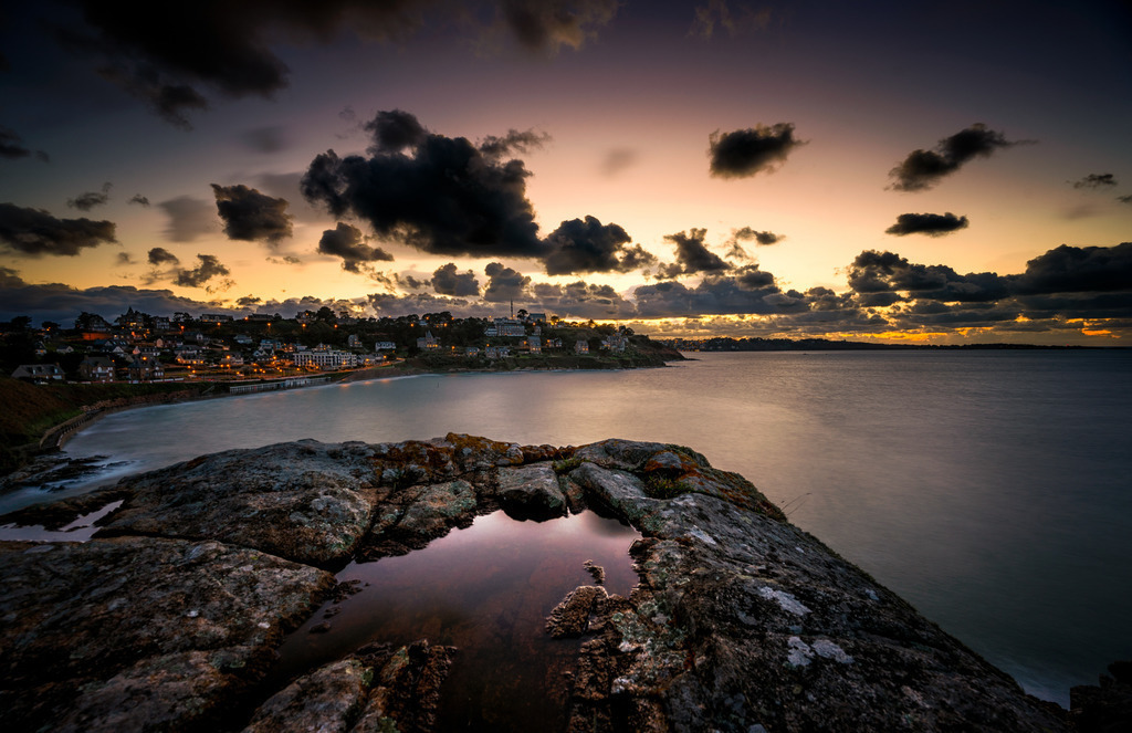 Trestrignel | Ich hatte ein anderes Bild geplant - am ca. 20 km entfernten Port de Locquemeau, wo tausende Jakobsmuscheln verstreut in einer bizarren Mondlandschaft liegen. Keines der dort gemachten Fotos hat mich aber überzeugt, dafür gefällt mir dieses ganz gut, das ich am Abend zuvor auf einem Felssporn in Trestrignel bei Perros-Guirec gemacht hatte. Trotz der Dämmerung habe ich noch ein Pol- und ein Graufilter für diese Aufnahme verwendet. 
-----------------------------------------------------------------
I had planned another picture - at Port de Locquemeau, about 20 km away, where thousands of scallops are scattered in a bizarre lunar landscape. But none of the photos taken there convinced me, but I like this one quite well, which I took the evening before on a rocky spur in Trestrignel near Perros-Guirec. Despite the twilight, I still used a polarizing filter and a gray filter for this shot.
-----------------------------------------------------------------
Dieser Druck ist in einer limitierten Auflage von 5 Exemplaren erhältlich. 
This print is available in a limited edition of 5 copies. 
http://art.hess.photography/132-trestrignel.html - Realisiert mit Pictrs.com