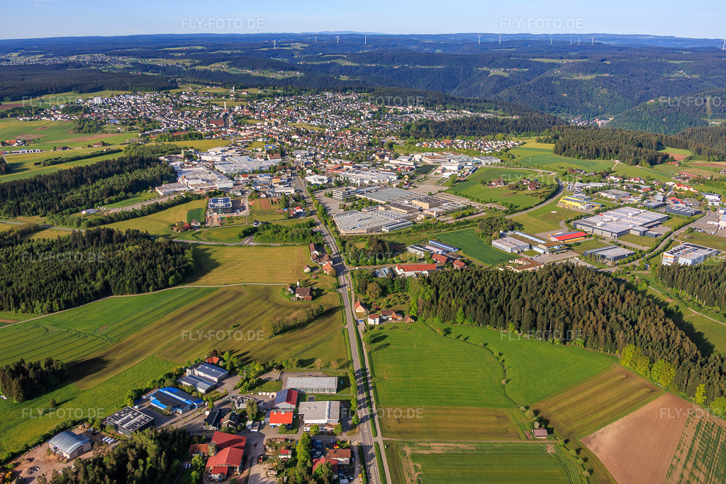 Luftbild: Ortsansicht von Nordosten im Ortsteil Brambach in Schramberg im Bundesland Baden-Württemberg in Deutschland. – Foto: IMG_156232.jpg vom 17.05.2026 durch Werner Riehm/FLY-FOTO.de – Auflösung des Originals: 5511 x 3674 px