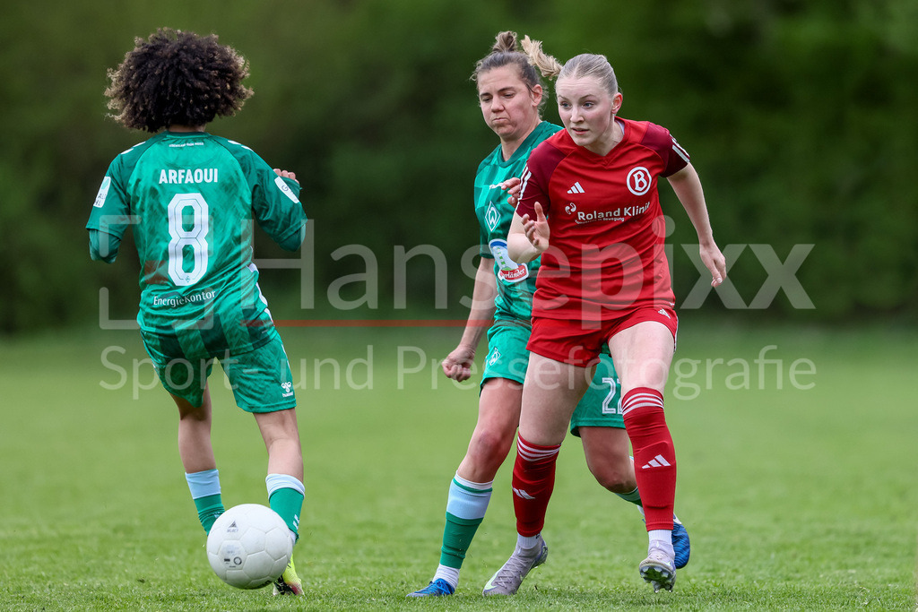 Fussball, Testspiel Frauen, ATS Buntentor - SV Werder Bremen | v.li.: Amira Arfaoui (SV Werder Bremen, 8), Rieke Dieckmann (SV Werder Bremen, 22) und Jule Bouwer (ATS Buntentor, 12) im Zweikampf, Duell, Dynamik, Aktion, Action, Spielszene