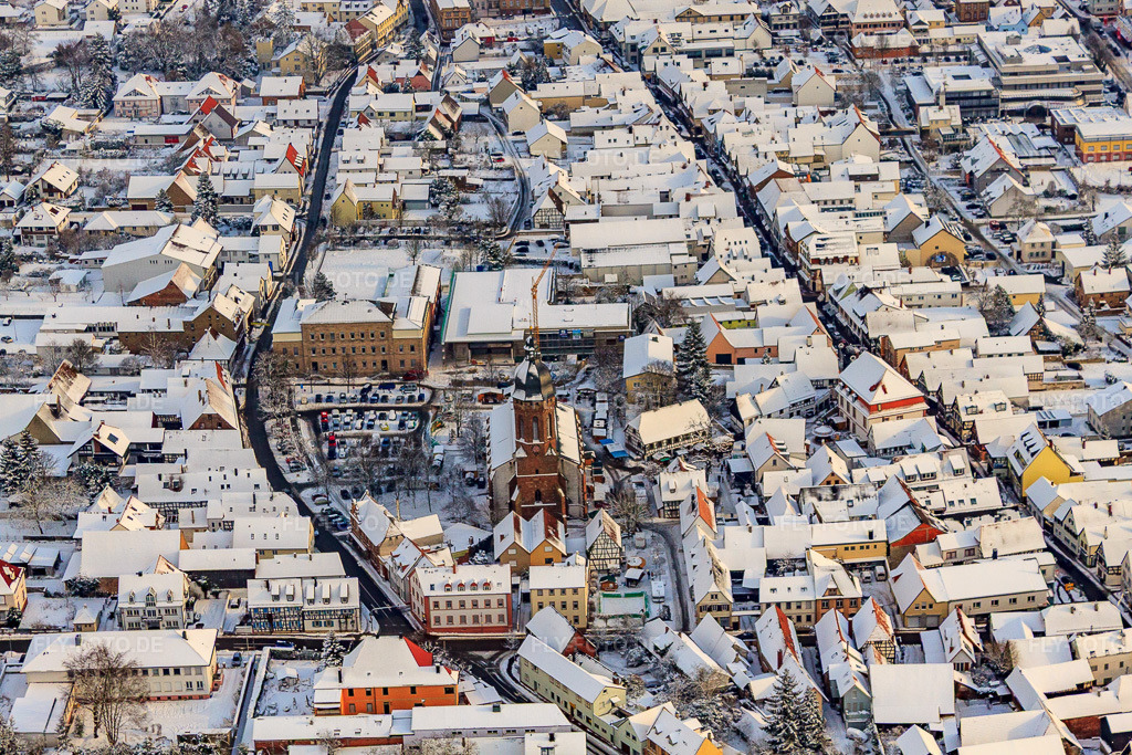 Luftbild: Christkindlmarkt am Plätzl und um die St. Georgskirche bei Schnee in Kandel im Bundesland Rheinland-Pfalz in Deutschland. Foto: IMG_35874.jpg vom 18.12.2010 durch Werner Riehm/FLY-FOTO.de