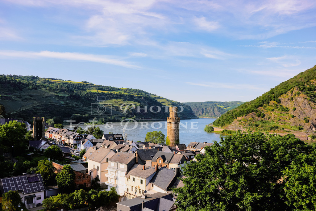 Oberwesel-9454 | Vom Pfarrgarten an der Martinskirche hat man einen schönen ausblick auf den Rhein und die Stadt. Von hier kann man schöne Fotos mit einigen der alten Wehrtürme machen. - Realisiert mit Pictrs.com