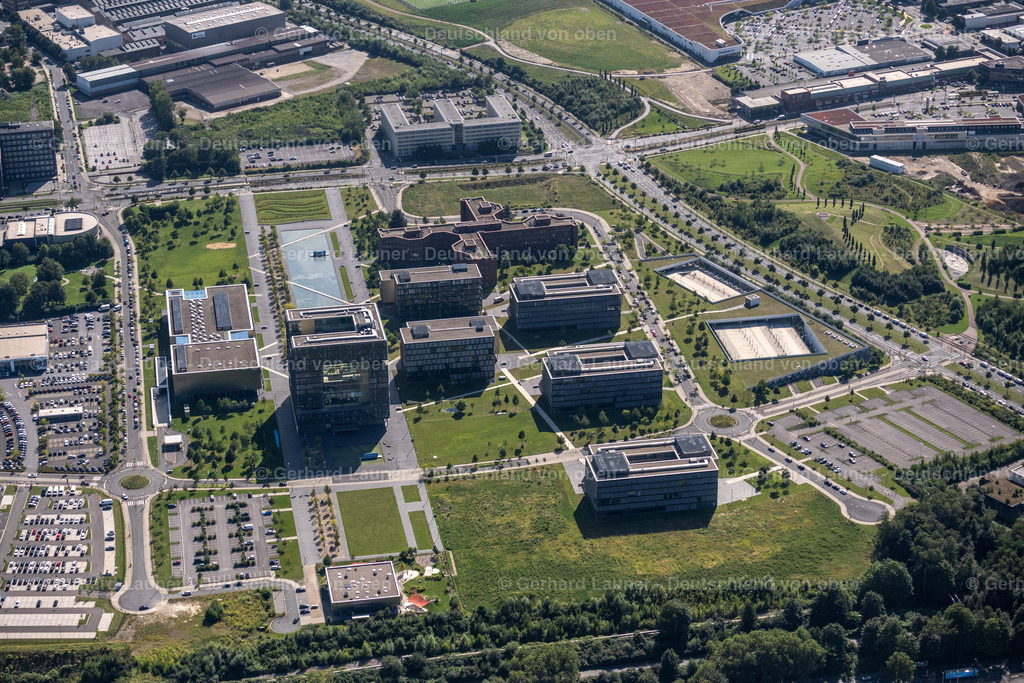 4050352 | ESSEN 25.08.2021 Kruppgürtel - Areal der Unternehmenszentrale der " thyssenkrupp AG " an der ThyssenKrupp Allee mit Hallen, Firmengebäuden und Produktionsstätten in Essen im Ruhrgebiet im Bundesland Nordrhein-Westfalen, Deutschland. Weiterführende Informationen bei: DBS Ingenieure GmbH,  JSWD Architekten GmbH & Co. KG,  thyssenkrupp Aerospace Global Headquarters,  thyssenkrupp Steel Europe AG. // Company premises of and headquarters of "thyssenkrupp AG" in Essen in the federal state of North Rhine-Westphalia, Germany. Further information at: DBS Ingenieure GmbH,  JSWD Architekten GmbH & Co. KG,  thyssenkrupp Aerospace Global Headquarters,  thyssenkrupp Steel Europe AG. Foto: Gerhard Launer