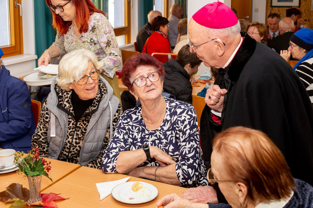 Festmesse-109 | Fotodoku der Festmesse anläßlich der Seligsprechung von Maria Theresia LEDOCHOWSKA 1975, zelebriert von Altbischof DDr. Klaus Küng und Pfarrer Mag. Zenon PAJAK in der Pfarrkirche Loosdorf. 