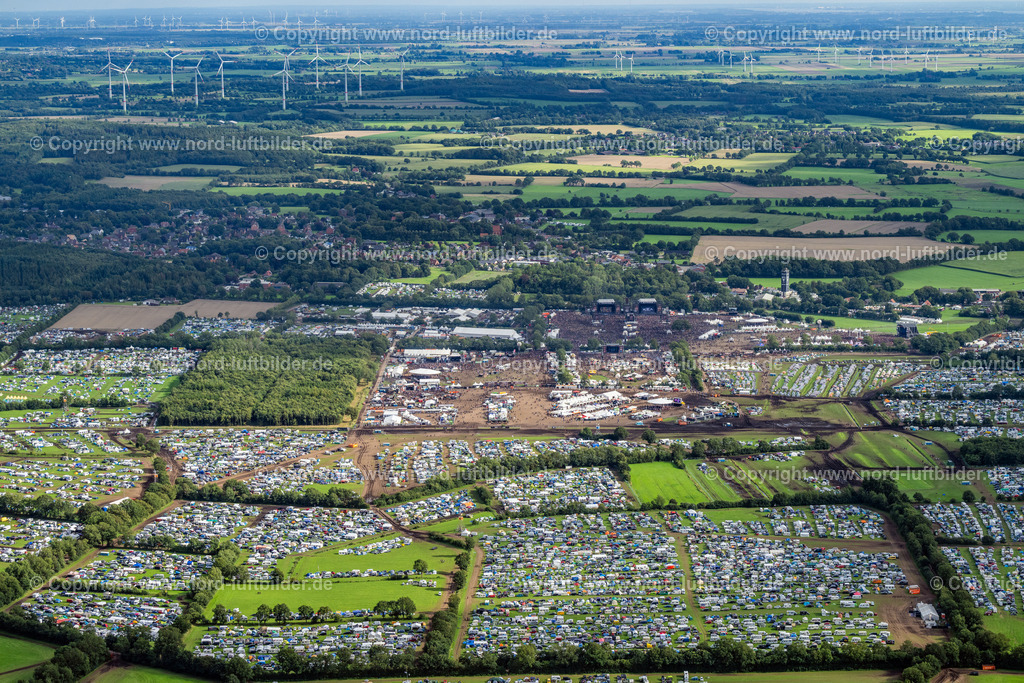 Wacken Musik Festival_ELS_7715040823 | WACKEN 04.08.2023 Besucher des Wacken Musik- Festivals auf dem Veranstaltungs- Konzertgelände in Wacken im Bundesland Schleswig-Holstein, Deutschland. Weiterführende Informationen bei: ICS Festival Service GmbH. // Participants in the Wacken music festival on the event concert area in Wacken in the state Schleswig-Holstein, Germany. Further information at: ICS Festival Service GmbH. Foto: Martin Elsen