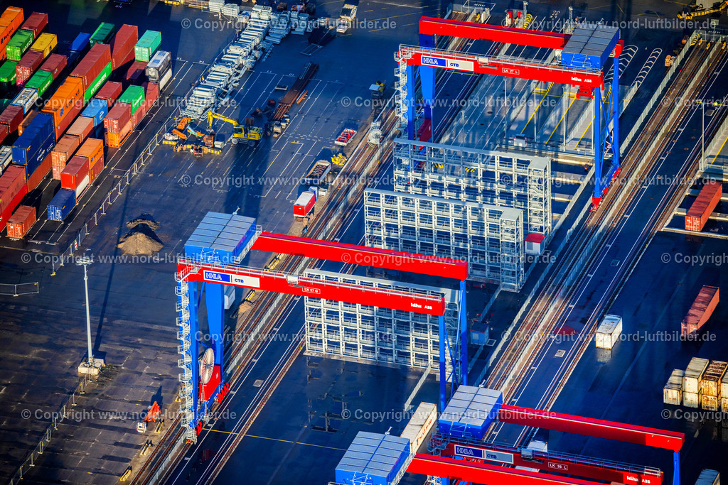 Hamburg_Burchardkai_HHLA_CTB_ELS_3121231124 | HAMBURG 23.11.2024 Blick auf Container und Containerschiffe am Kai der HHLA Logistics Container Terminal Burchhardkai und Waltershofer Hafen im Eurogate Container Terminal  des Hamburger Hafens in Hamburg. // View on container and container ships at berth HHLA Logistics Container Terminal Burchhardkai and Walter Hofer Euro Gate Container Terminal in the Port of Hamburg harbor in Hamburg. Foto: Martin Elsen