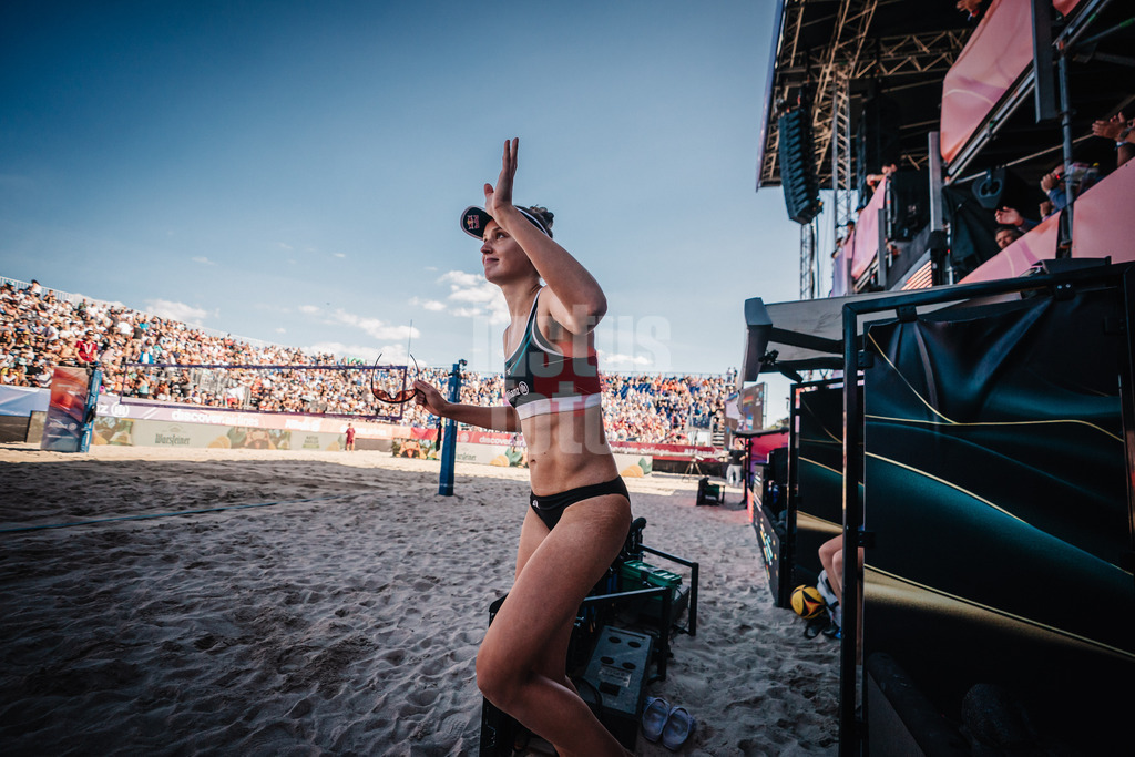 Beachvolleyball | Frauen | Finale |Deutsche Meisterschaften 2025 Timmendorfer Strand | 07.09.2025 | Svenja Müller läuft in die Arena ein