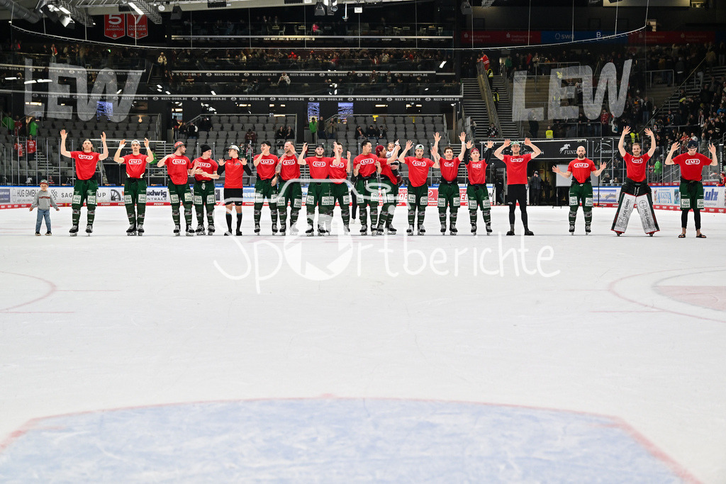 Augsburger Panther - Löwen Frankfurt | AUGSBURG, GERMANY - 16. JANUARY: Die Spieler der Hausherren feiern zusammen mit den Fans den Heimsieg gegen Frankfurt nach dem Match zwischen den Augsburger Panthern und den Löwen Frankfurt am 40. Spieltag der penny DEL im Curt Frenzel Stadion