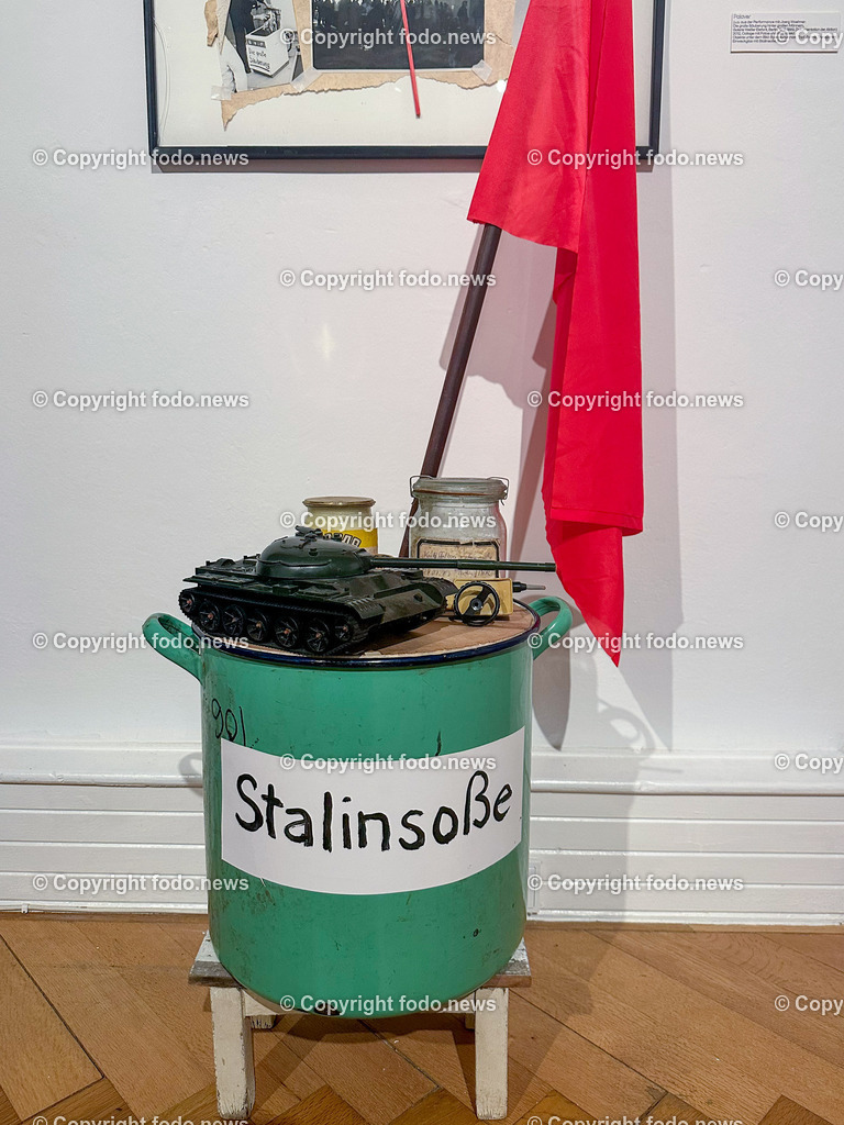 Francisco Carolinum_ Fotoausstellung_ DDR_ 31.01.2023-15 | 31.01.2023, Linz, AUT, Francisco Carolinum, Fotoausstellung, DDR, im Bild Ausstellungsstueck DDR, Stalinsosse