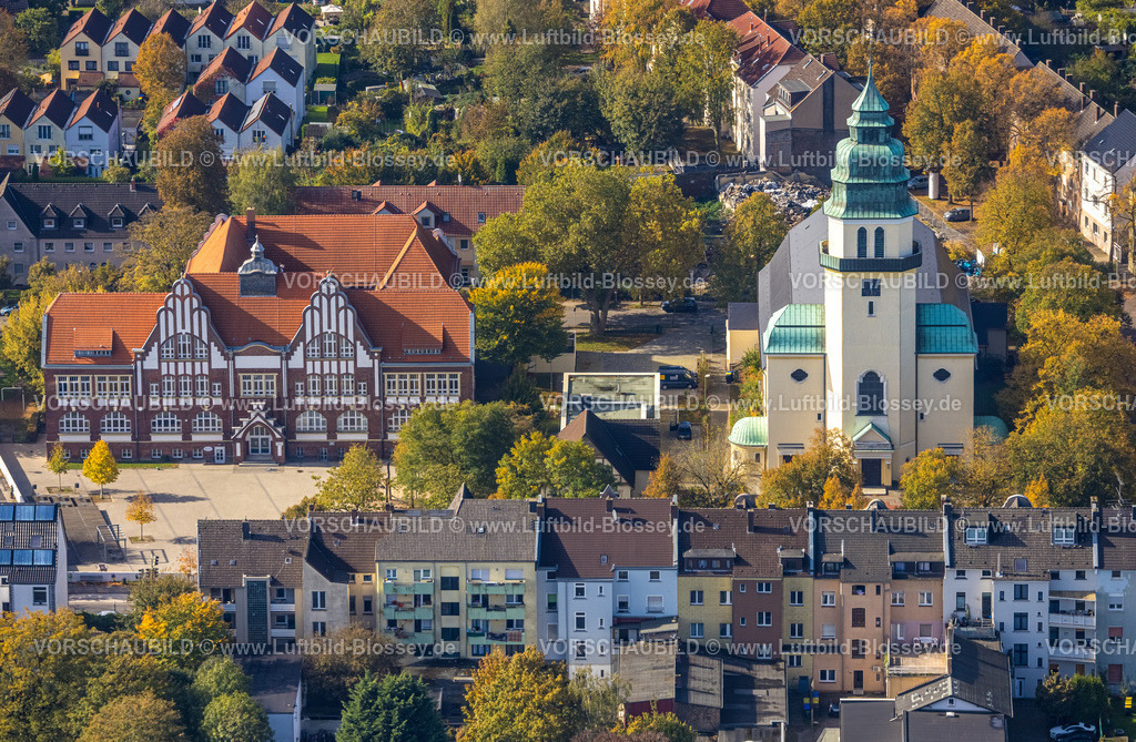 Luenen241012472 | Luftbild, kath. Herz Jesu Kirche und Wittekindschule Grundschule, Mehrfamilienhäuser Wohnhäuser, Waltroper Straße mit Baumallee, Brambauer, Lünen, Ruhrgebiet, Nordrhein-Westfalen, Deutschland