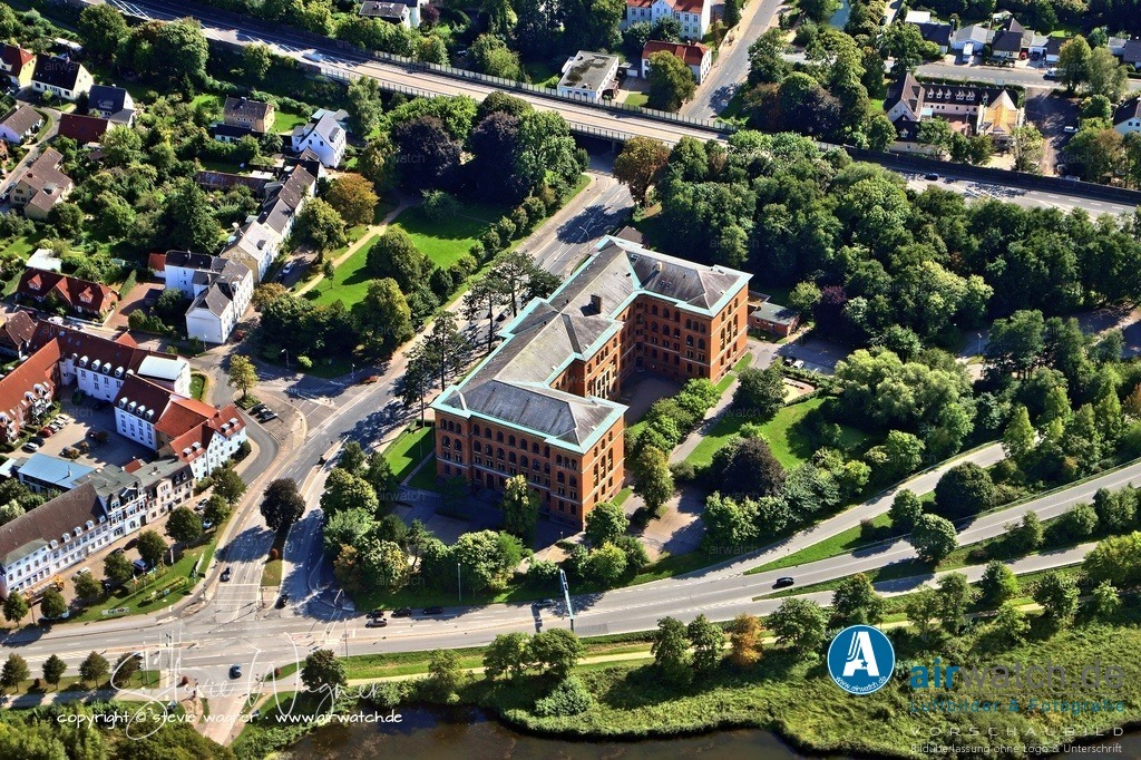 Luftbild Schleswig-Holsteinische Oberlandesgericht (OLG) in Schleswig | Das heutige Gerichtsgebäude in Schleswig, das in den Jahren 1876 bis 1878 als preußisches Regierungspräsidium errichtet wurde, diente seit 1948 als Sitz des Schleswig-Holsteinischen Oberlandesgerichts.