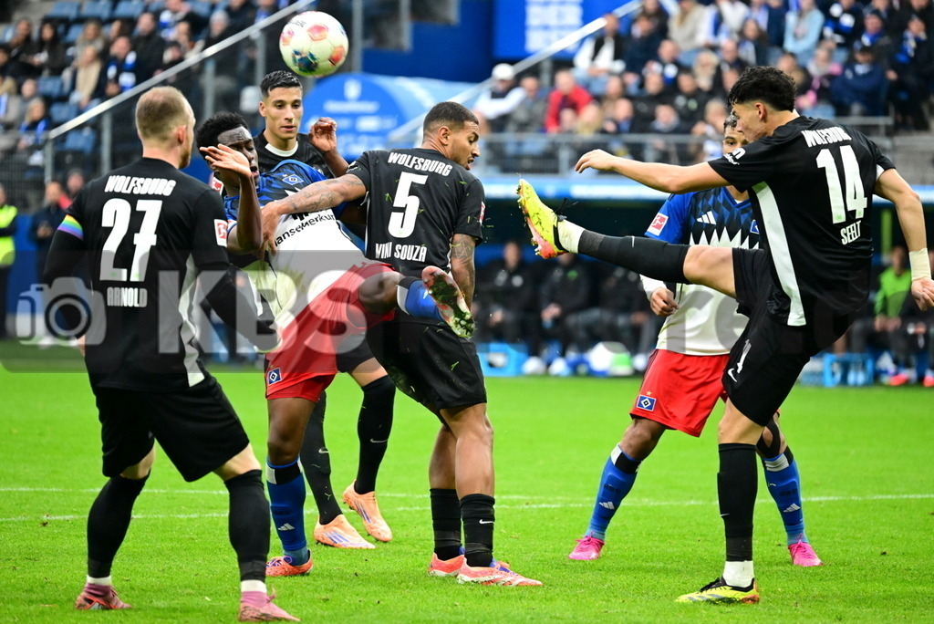 KBS Picture_HSV-Wolfsburg_050 | v.l. Lokonga Albert Sambi (HSV) , de Souza Costa Viniciius (VfL Wolfsburg) , Seelt Jenson (VfL Wolfsburg) ,Sportplatz :  Volksparkstadion, - Realisiert mit Pictrs.com