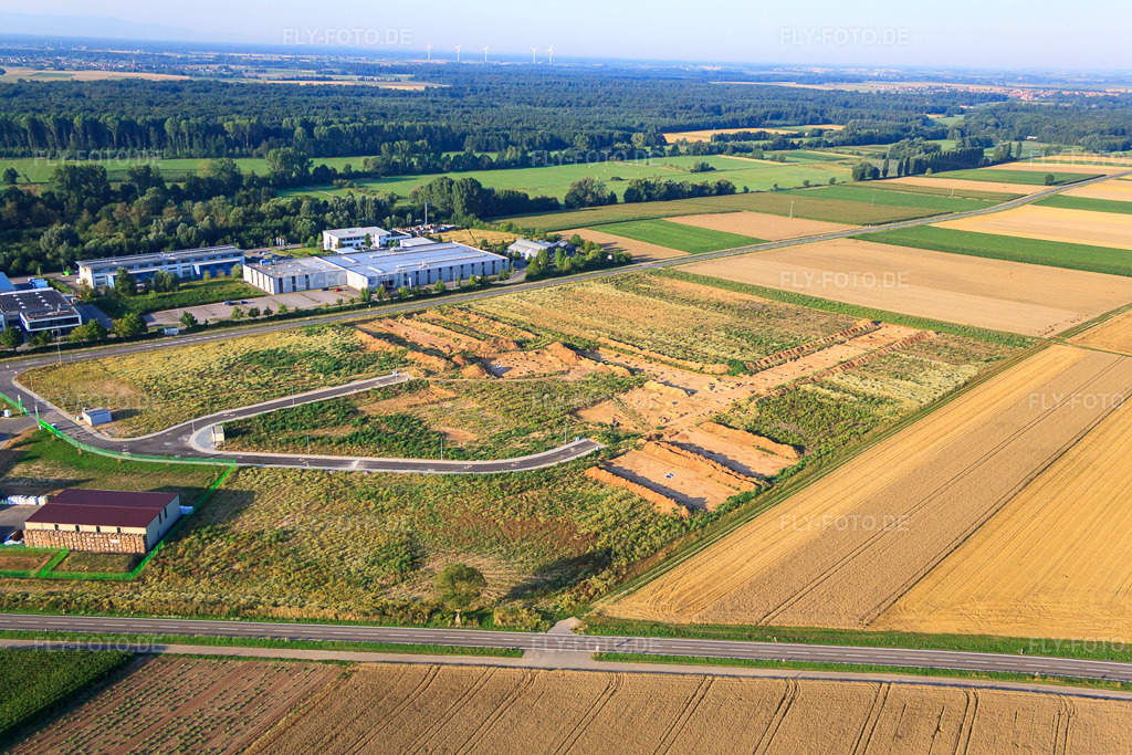 Luftbild: Archäologische Grabung am neuen Gewerbepark W II in Herxheim bei Landau im Bundesland Rheinland-Pfalz in Deutschland. Foto: IMG_70206.jpg vom 19.07.2014 durch Werner Riehm/FLY-FOTO.de