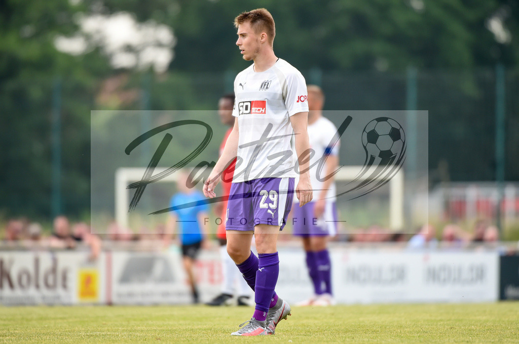 BSBOSN_20210626_0111 | Fussball, Herren: Davide Itter (VfL Osnabrueck) schaut beim Testspiel zwischen TuS Bersenbrueck und VfL Osnabrueck im Hasestadion am 26.06.2021 in Bersenbrueck, Deutschland. - Realisiert mit Pictrs.com
