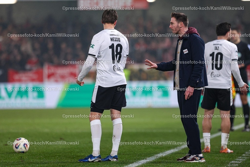 xKWIx13122501057 | 13.12.2025, xKWIx, Fußball, 3. Liga, SC Verl - Rot-Weiss Essen, SPORTCLUB Arena: Tobias Strobl (SC Verl Cheftrainer) und Fabian Wessig (SC Verl #18) diskutieren am Seitenrand Photo: xKamilxWilkowskixPressefotoKochx