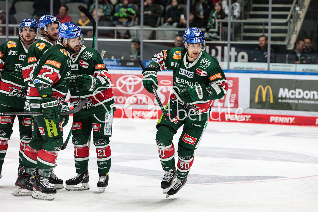 Augsburger Panther - Bietigheim Steelers | Die Panther freuen sich ueber das Tor zum 1-0 durch Sebastian WAENNSTROEM (AEV #40)