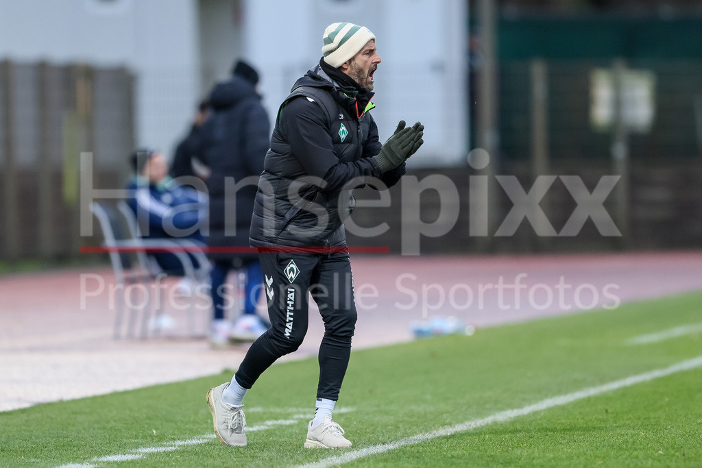 Fussball, Regionalliga Nord, SV Werder Bremen II - BSV Kickers Emden | v.li.: Christian Brand (Trainer, SV Werder Bremen II) gibt Anweisungen, gestikuliert, mit den Armen gestikulieren, gibt Anweisungen, ruft, schreit, brüllt