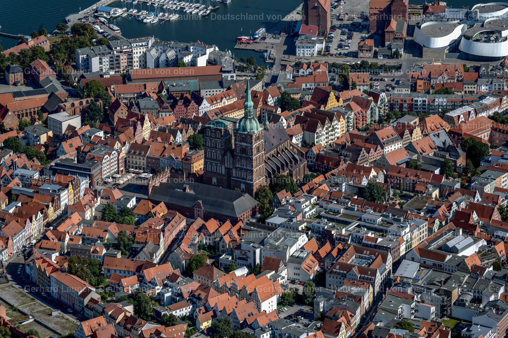 4061646 | STRALSUND 08.09.2021 Kirchengebäude der Sankt Nikolai -Gemeinde im Ortsteil Andershof in Stralsund im Bundesland Mecklenburg-Vorpommern. Weiterführende Informationen bei: Ev. Kirchengemeinde St. Nikolai,  Hansestadt Stralsund. // Church building Sankt Nikolai -Gemeinde in the district Andershof in Stralsund in the state Mecklenburg - Western Pomerania. Further information at: Ev. Kirchengemeinde St. Nikolai,  Hansestadt Stralsund. Foto: Gerhard Launer