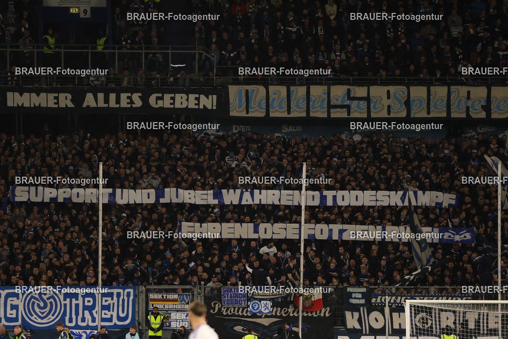 MSV Duisburg - Rot-Weiss Essen  | Duisburg, Deutschland, 26.10.2025 MSV Duisburg Fans zeigen ein Spruchband im Fanblock  während des 3.Liga Spiels zwischen MSV Duisburg und Rot-Weiss Essen in der Schauinsland-Reisen-Arena am 26.10.2025 in Duisburg (Foto von Timo Bluhmki-Schmidt/ Brauer Fotoagentur