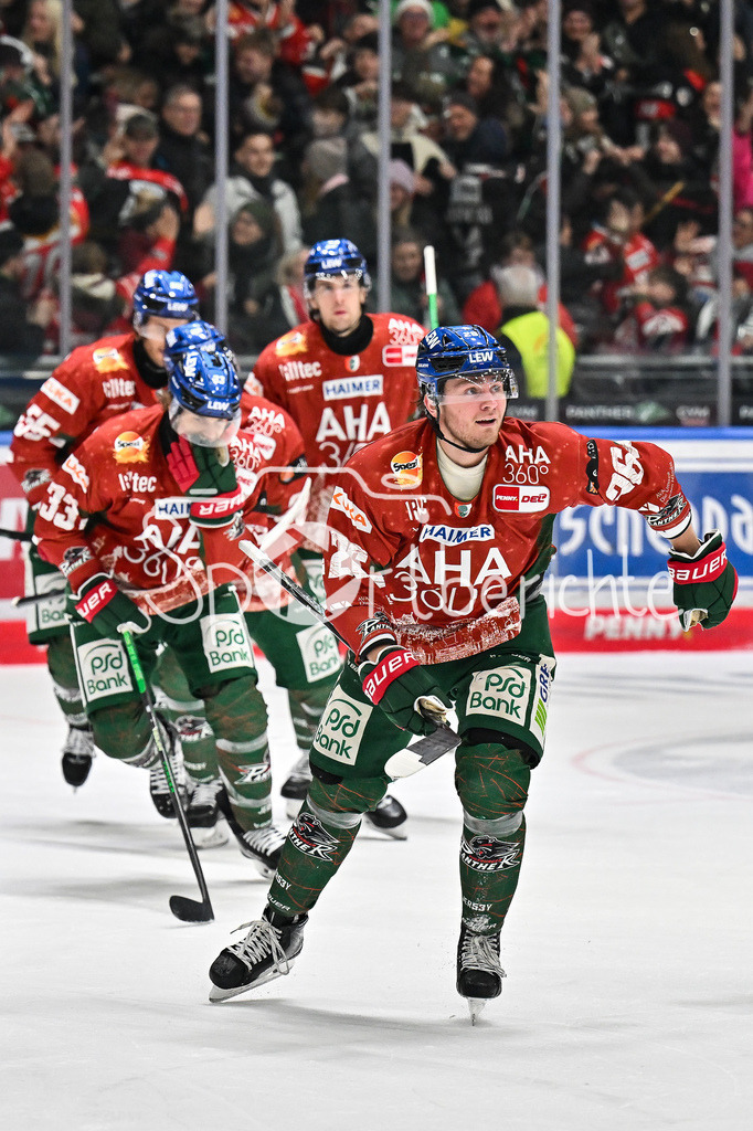 Augsburger Panther - Nürnberg Ice Tigers | AUGSBURG, GERMANY - 23. DECEMBER: Jubel der Panther nach dem Treffer zum 2-2 durch Alexander BLANK (Augsburger Panther 26) / Tor / Torschuetze / Freude / Happy während dem Match zwischen den Augsburger Panthern und den Nürnberg Ice Tigers am 31. Spieltag der Penny DEL im Curt Frenzel Stadion