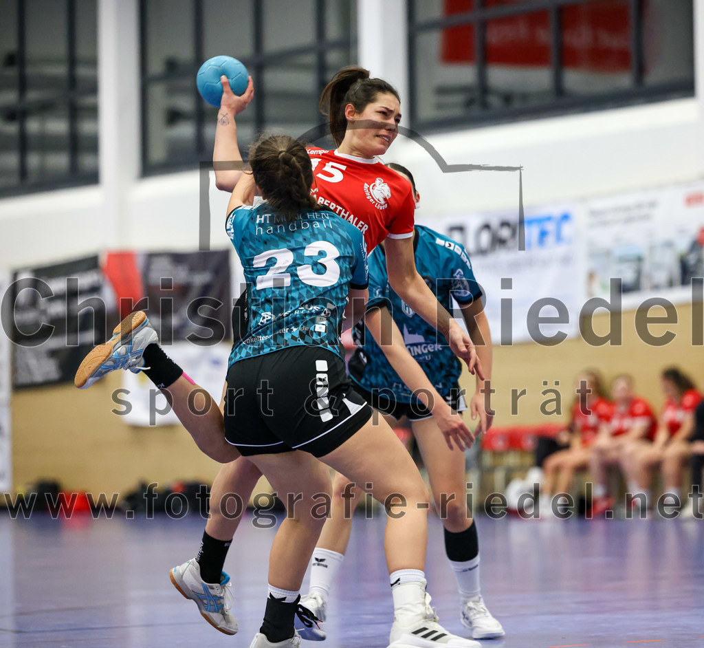 2022-11-27_056_SV_Anzing_gegen_HT_Muenchen_II | Anzing, Deutschland, 27.11.2022:
Handball, Bezirksliga 2022 / 2023, 7. Spieltag, SV Anzing gegen HT München II, Endergebnis: 28:32

Lucie Hartmann (HT München, #23), Elena Holzmann (SV Anzing, #14), Helena Dannheim (HT München, #8)

Foto: Christian Riedel / fotografie-riedel.net