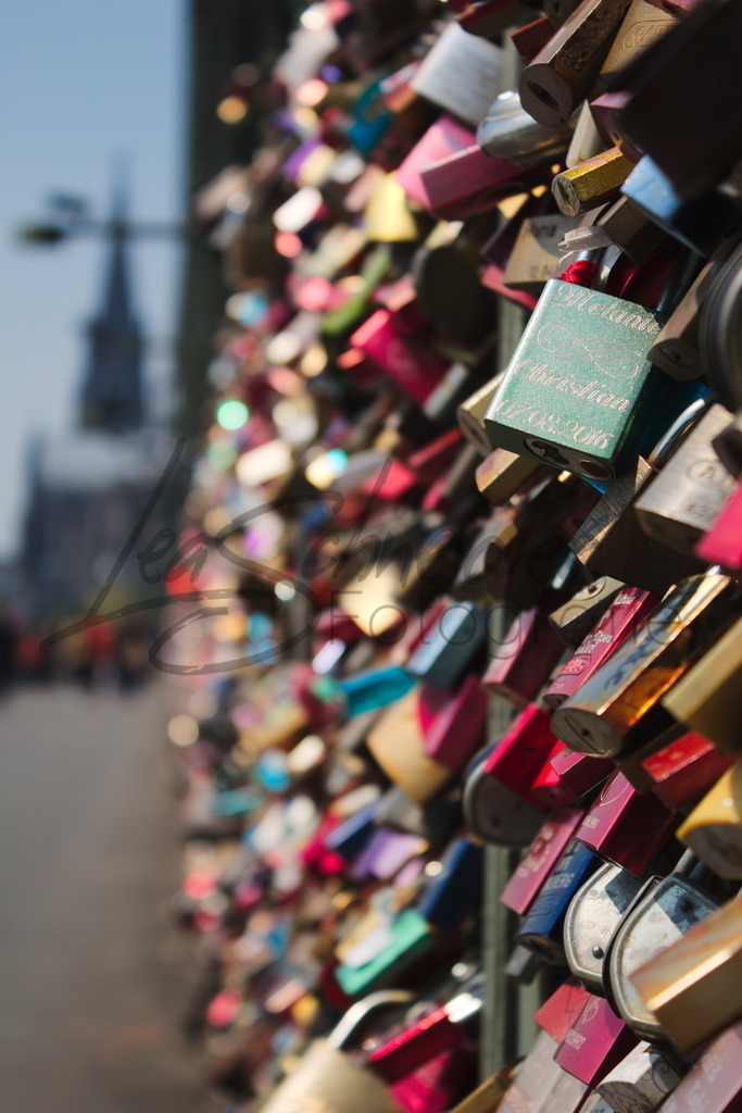 Städte 7 | Schlösser auf der Hohenzollernbrücke vor dem Kölner Dom. - Realisiert mit Pictrs.com