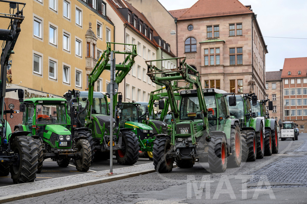 _DWI0356 | Bauerndemo gegen Agrarpolitik der Bundesregierung  auf dem Straße Obstmarkt und Hauptmarkt . Nürnberg, 08.01.2024 - Realisiert mit Pictrs.com