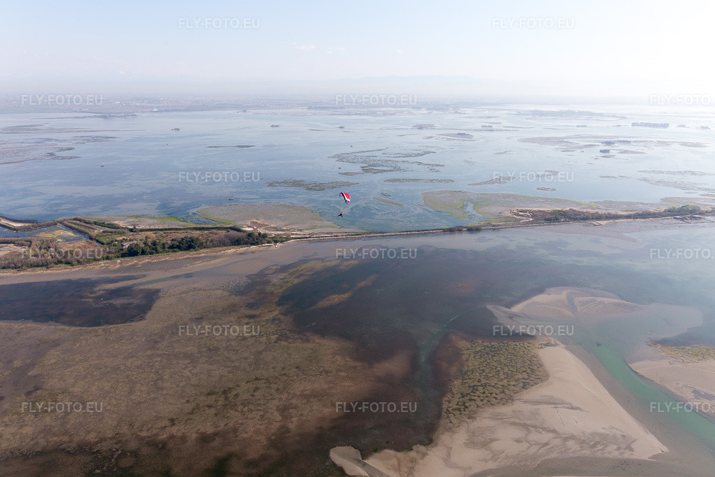Vue aérienne: Vue de la ville à Caserma di Canal Muro dans le département Frioul-Vénétie Julienne, Italie. Photo: IMG_098064.jpg prise le 03/04/2017 par Werner Riehm/FLY-FOTO.eu – Résolution de l'original: 5472 x 3648 px