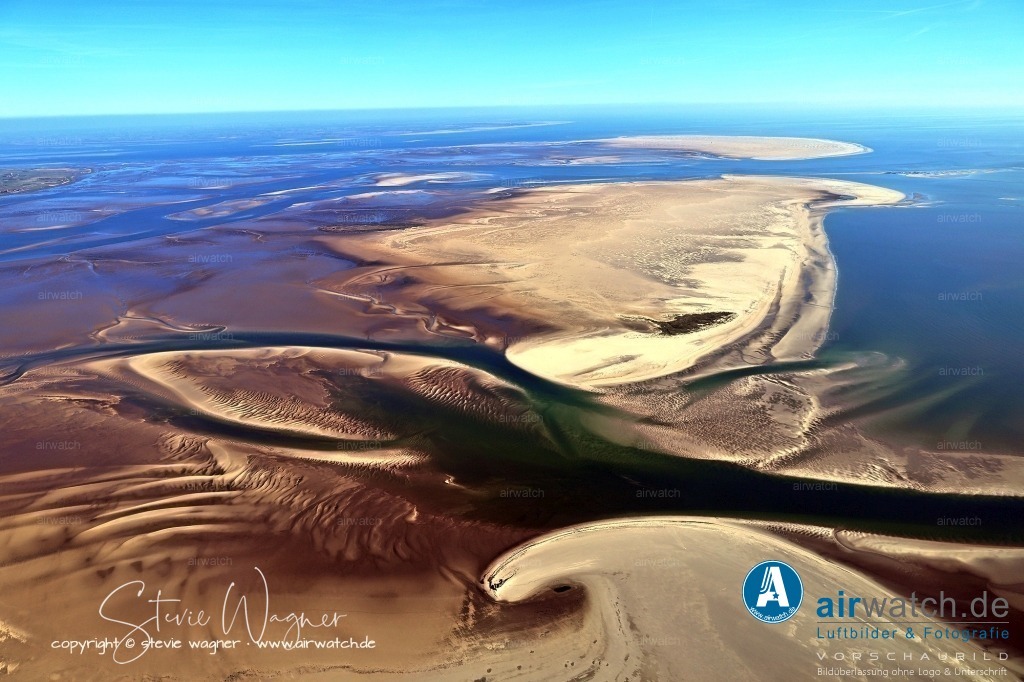 Luftbilder Sandbänke Norderoogsand, Japsand, Süderoogsand | Japsand ist der nördliche und kleinste der drei nordfriesischen Außensände im Nationalpark Schleswig-Holsteinisches Wattenmeer und liegt zwei Kilometer westlich der Hallig Hooge. Er misst 3,4 Kilometer in Nord-Süd-Richtung und 1,6 Kilometer in Ost-West-Richtung, wobei seine Fläche bei 2,9 km² liegt