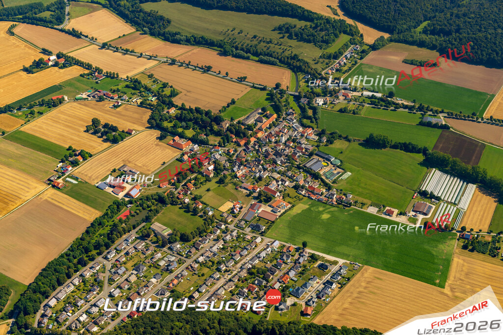 Klassische Luftaufnahme ohne Drohne zeigt:Welda bei Warburg - Die Luftbildaufnahme wurde 2025 vom UL-Flugzeug heraus erstellt ( keine Drohnenaufnahme ) - Hochauflösende Luftaufnahme -Nicht vergleichbar mit Google Maps oder Satelittenbilder- Die Geschenkidee !Mit Lizenz und Bildrechte bestellbar