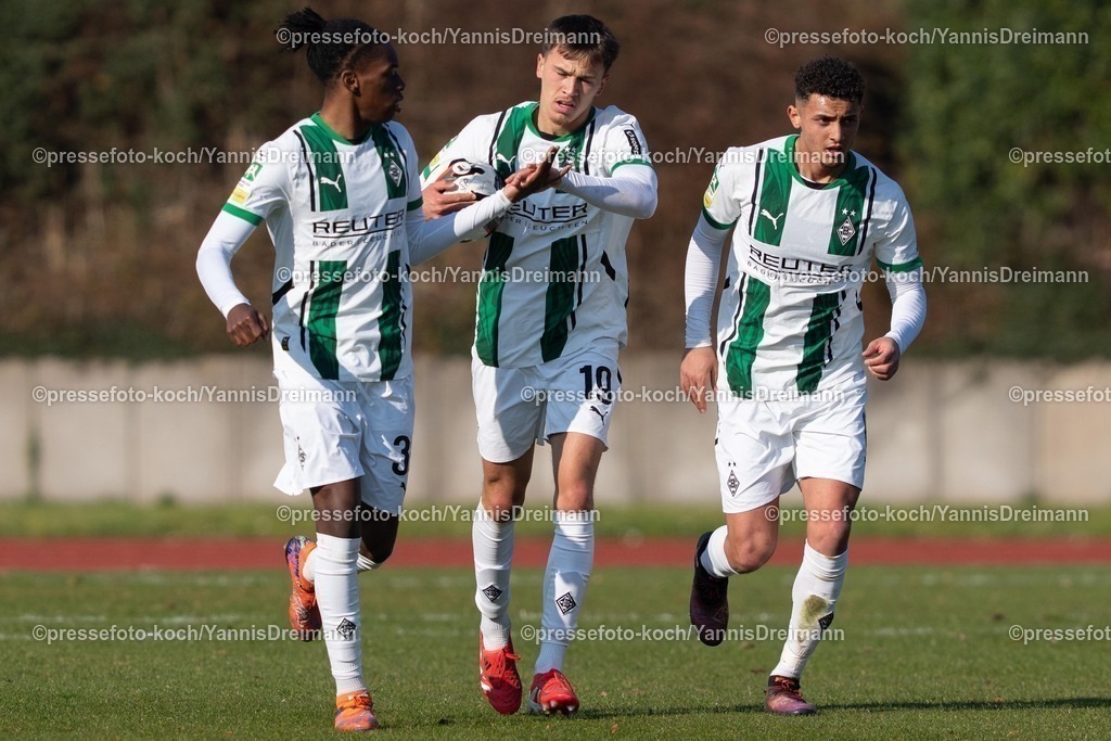 xYDR15032501084 | 15.03.2025, xydrx, Fußball, Borussia Mönchengladbach II (U23) - 1.FC Bocholt, Regionalliga West, Grenzlandstadion: Winsley Boteli (Borussia Moenchengladbach II #36) Noah Pesch (Borussia Moenchengladbach II #19) und Moustafa Moustafa (Borussia Moenchengladbach II #8) klatschen sich nach dem Tor ab