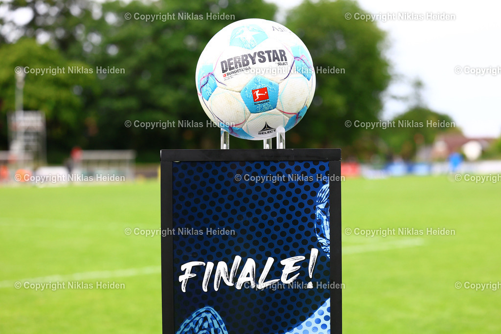 NH_JFVLübeckU19_HolsteinKielU19_SHFVLandespokal_29052025 | Spielball des SHFV-Landespokals der A-Junioren.Fußball I Junioren I SHFV-Landespokal (A-Junioren) I Saison 2024-2025 I Finale I JFV Lübeck U19 - Holstein Kiel U19 I 29.05.2025 I Uwe-Seeler-Fußball-Park