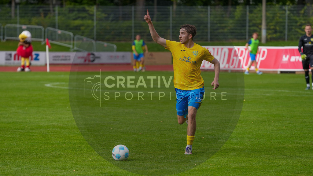 Fußball, Herren, Saison 2025/2026, Regionalliga Nordost, 9. Spieltag, Greifswalder FC vs. FSV 63 Luckenwalde, Sonntag 21.09.2025, Volksstadion Greifswald, | Fußball, Herren, Saison 2025/2026, Regionalliga Nordost, 9. Spieltag, Greifswalder FC vs. FSV 63 Luckenwalde, Sonntag 21.09.2025, Volksstadion Greifswald, Im Bild: Sofiene Jannene (Luckenwalde) schickt seine Mitspieler nach vorne. - Realisiert mit Pictrs.com