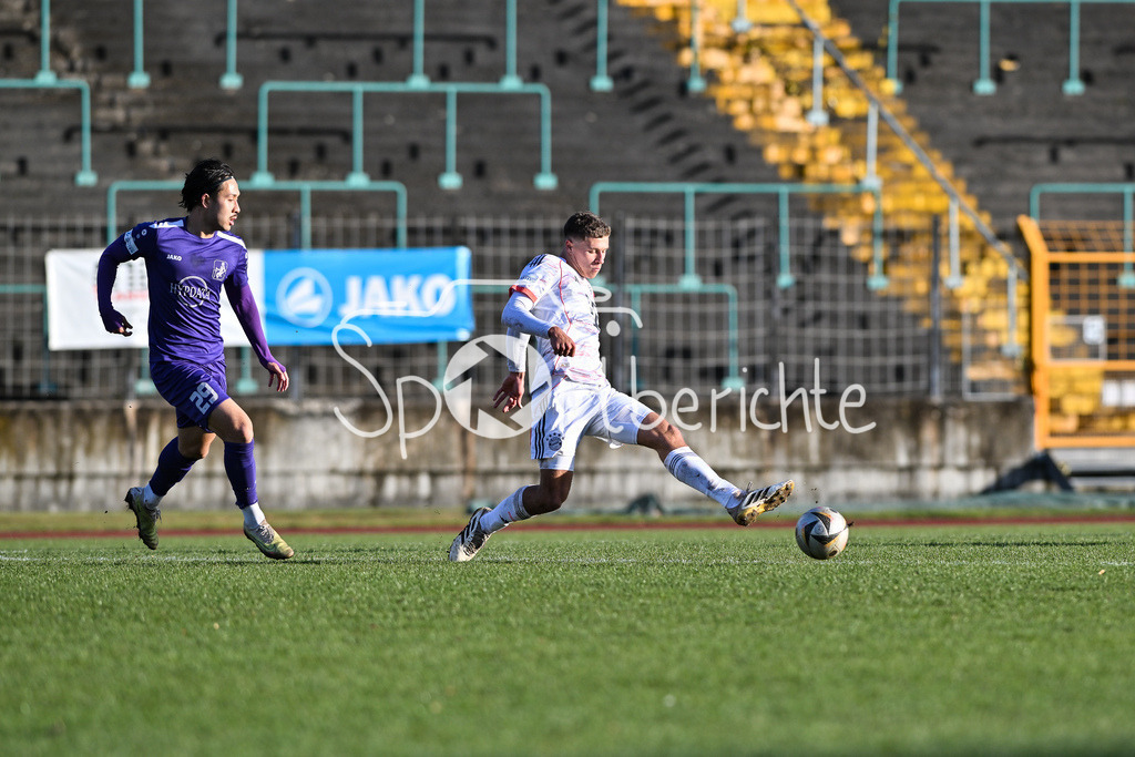 TSV Schwaben Augsburg - FC Bayern Amateure | AUGSBURG, GERMANY - 29. NOVEMBER: im Duell Achitpol KEEREEROM (TSV Schwaben Augsburg 29) und Reobert Edward Jr. DEZIEL (FC Bayern München II 6) beim Ligaspiel zwischen dem TSV Schwaben Augsburg und den Amateuren des FC Bayern am 20. Spieltag der Regionalliga Bayern im Rosenaustadion