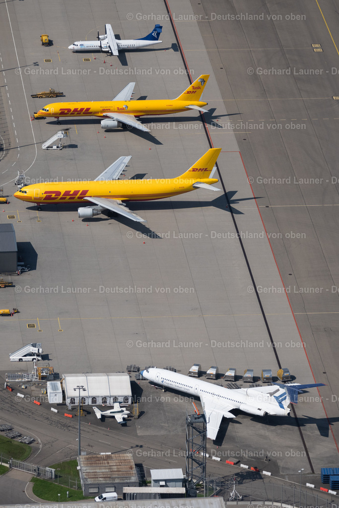 4047242 | NEUHAUSEN AUF DEN FILDERN 11.08.2021 Frachtmaschine der DHL beim Rollen auf dem Rollfeld und Vorfeld des Flughafen in Neuhausen auf den Fildern im Bundesland Baden-Württemberg, Deutschland. Weiterführende Informationen bei: DHL Paket GmbH,  Deutsche Post DHL Group,  Flughafen Stuttgart GmbH. // Freight plane cargo machine - aircraft of the DHL rolling on the apron of the airport in Neuhausen auf den Fildern in the state Baden-Wuerttemberg, Germany. Further information at: DHL Paket GmbH,  Deutsche Post DHL Group,  Flughafen Stuttgart GmbH. Foto: Gerhard Launer