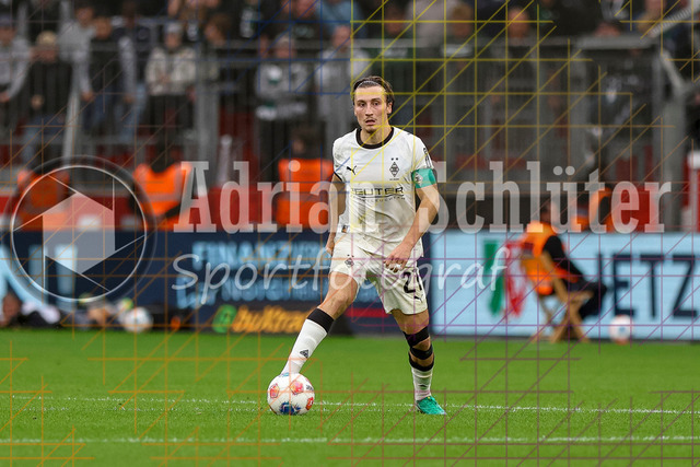 Bayer 04 Leverkusen vs Borussia Mönchengladbach - Bundesliga  | Leverkusen, Deutschland, 21.09.25:   Rocco Reitz (Borussia Mönchengladbach) in Aktion am Ball, Einzelaktion waehrend des Spiels der Bundesliga zwischen  Bayer 04 Leverkusen vs Borussia Mönchengladbach in der BayArena(Foto von Brauer-Fotoagentur / Adrian Schlueter)