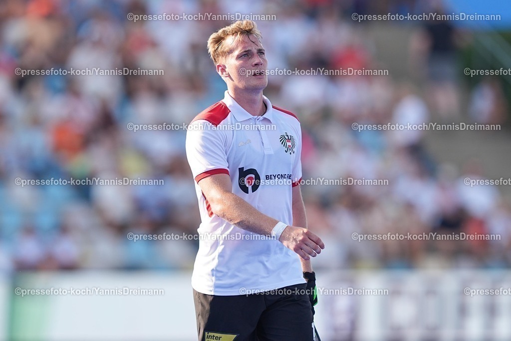 xydrx12082503020 | 12.08.2025, xydrx, Herren EuroHockey Championship 2025, Gruppenphase, Gruppe A, Niederlande - Österreich, Sparkassenpark Mönchengladbach: Moritz Frey (AUT #17) nach der 5:0 Niederlage