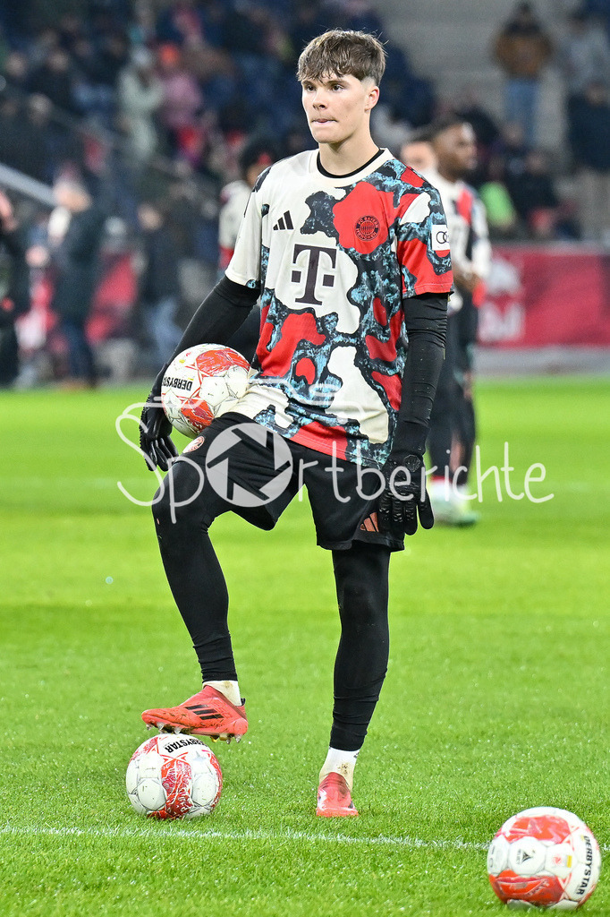 Augsburger Panther - EC VSV | im Bild Leon KLANAC (FC Bayern Muenchen 48) beim warmup vor der Partie / Freistleler / Einzelfoto / Testspiel: RB Salzburg - FC Bayern Muenchen, Red Bull Arena am 06.01.2025