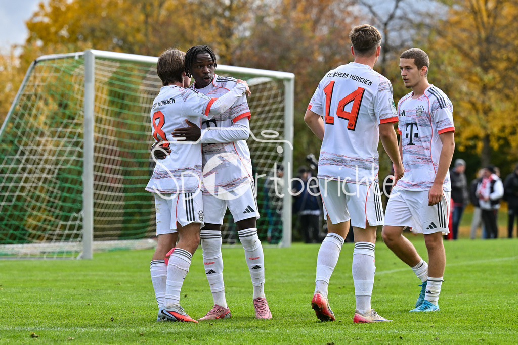 SpVgg Unterhaching U19 - FC Bayern München U19 | Jubel der Gäste nach dem Treffer zum 1-4 durch Bohdan OLYCHENKO (FC Bayern München U19 8) / Hattrick / Tor / Torschuetze / Freude / Happy / U19 DFB Nachwuchsliga: SpVgg Unterhaching - FC Bayern München; Sportschule Oberhaching am 18.10.2025