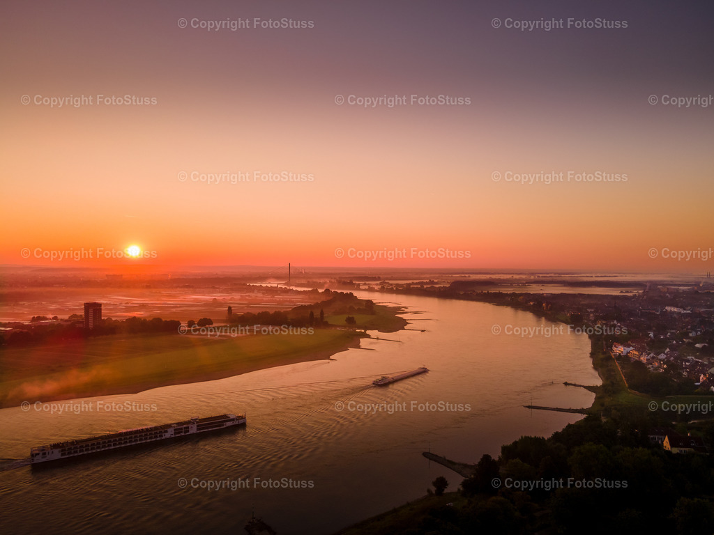 Luftbild vom Rhein bei Düsseldorf und Neuss am Morgen zum Sonnenaufgang | Luftbild vom Rhein bei Düsseldorf und Neuss am Morgen zum Sonnenaufgang mit zwei Schiffen. - Realisiert mit Pictrs.com
