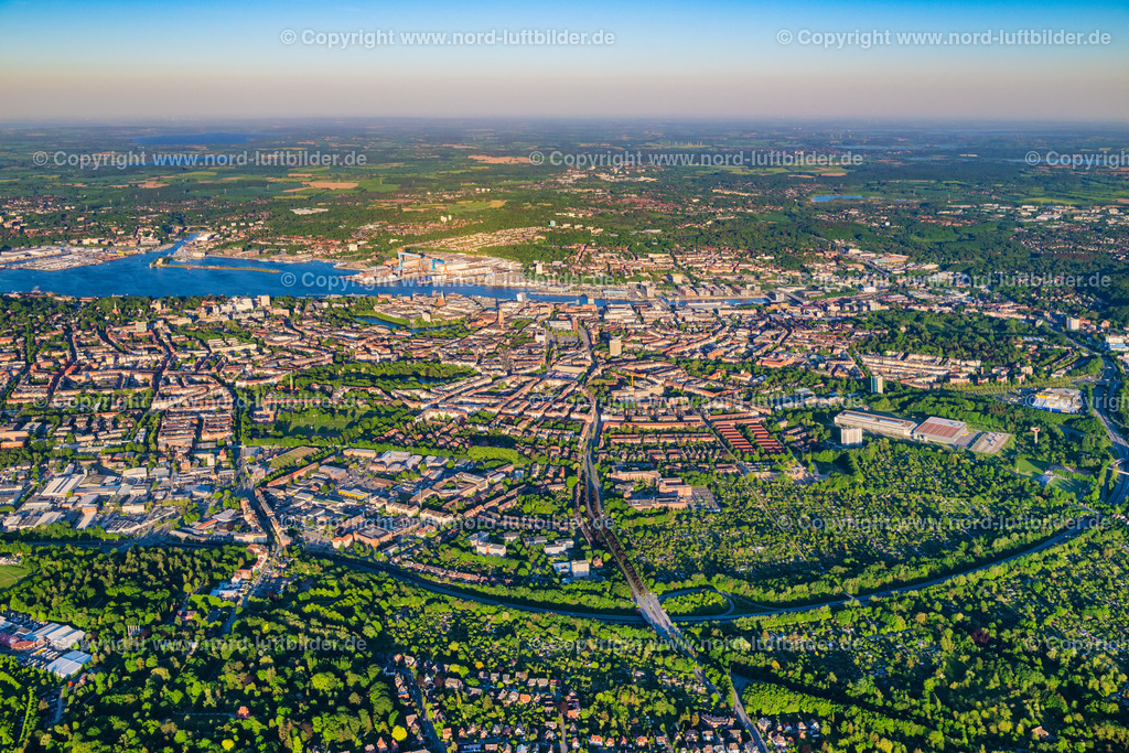 Kiel_Abendlicht_ELS_2296150524 | KIEL 01.05.2024 Hafenanlagen an der Meeres- Küste der Kieler Förde an der Landesstraße L52 in Kiel im Bundesland Schleswig-Holstein, Deutschland. Innenhafen am " Hörn -Campus ". Weiterführende Informationen bei: Kiel-Marketing GmbH. // Port facilities on the sea coast of the Kiel Fjord on the state road L52 in Kiel in the state Schleswig-Holstein, Germany. Inner harbor at the " Hoern-Campus ". Further information at: Kiel-Marketing GmbH. Foto: Martin Elsen