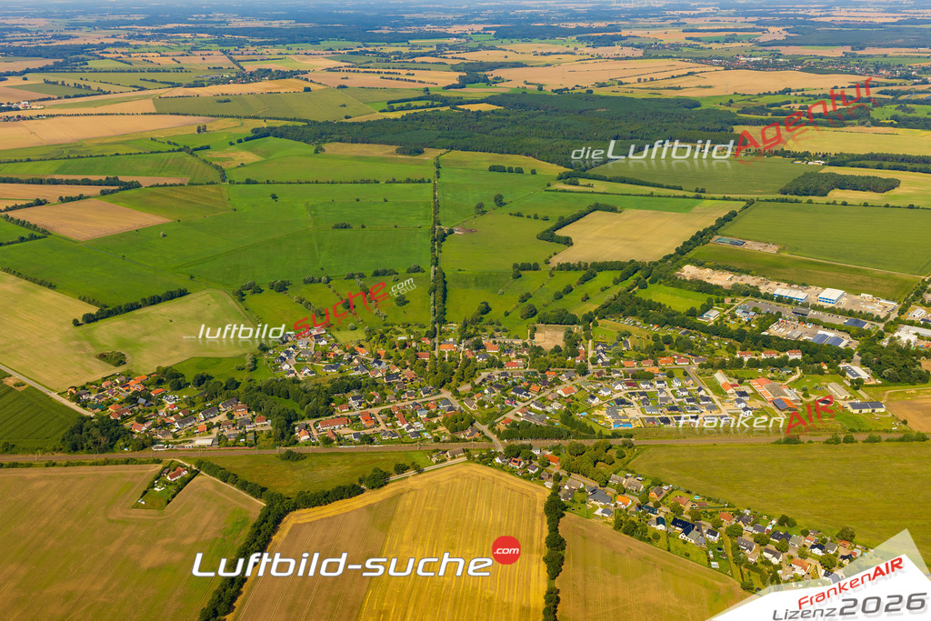 Neue Luftbildaufnahme der Stadt Holthusen - Das Luftbild wurde 2025 vom UL-Flugzeug heraus erstellt ( keine Drohnenaufnahme ) - Hochauflösende Luftaufnahme - für Wandbilder und großformatige Ausdrucke geeignet. Das besondere Geschenk!Hier alle&nbsp;Infos zur Lizenzierung der LuftaufnahmeWir fliegen auch dieses Jahr wieder in Ihre Region um Luftbilder zu erstellen.- Luftbild anfragen