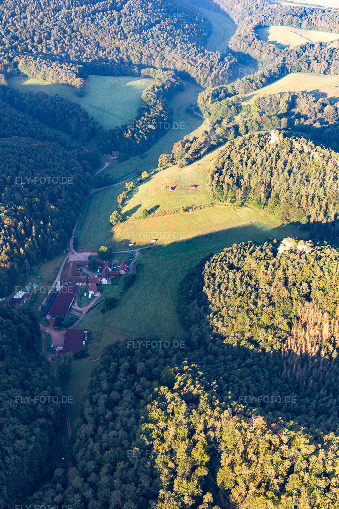Luftbild: Bärenbrunner Hof im Bärenbrunnertal in Busenberg im Bundesland Rheinland-Pfalz in Deutschland. Foto: IMG_143074.jpg vom 06.08.2024 durch Werner Riehm/FLY-FOTO.de