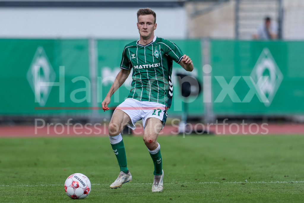Fussball, Regionalliga Nord, SV Werder Bremen II - Blau-Weiß Lohne | Ole Schulz (SV Werder Bremen II, 27) am Ball, Freisteller, Einzelbild, Ganzkörper, Aktion, Action, Spielszene
